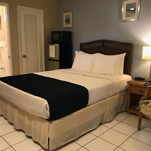 Kleines Zimmer mit Kingsize-Bett